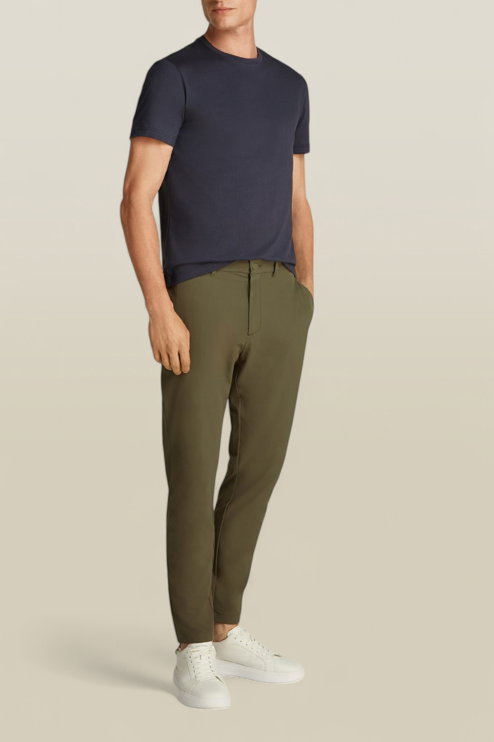 תמונת כל הלוק של מכנסי צ'ינו בגזרת סלים CALVIN KLEIN